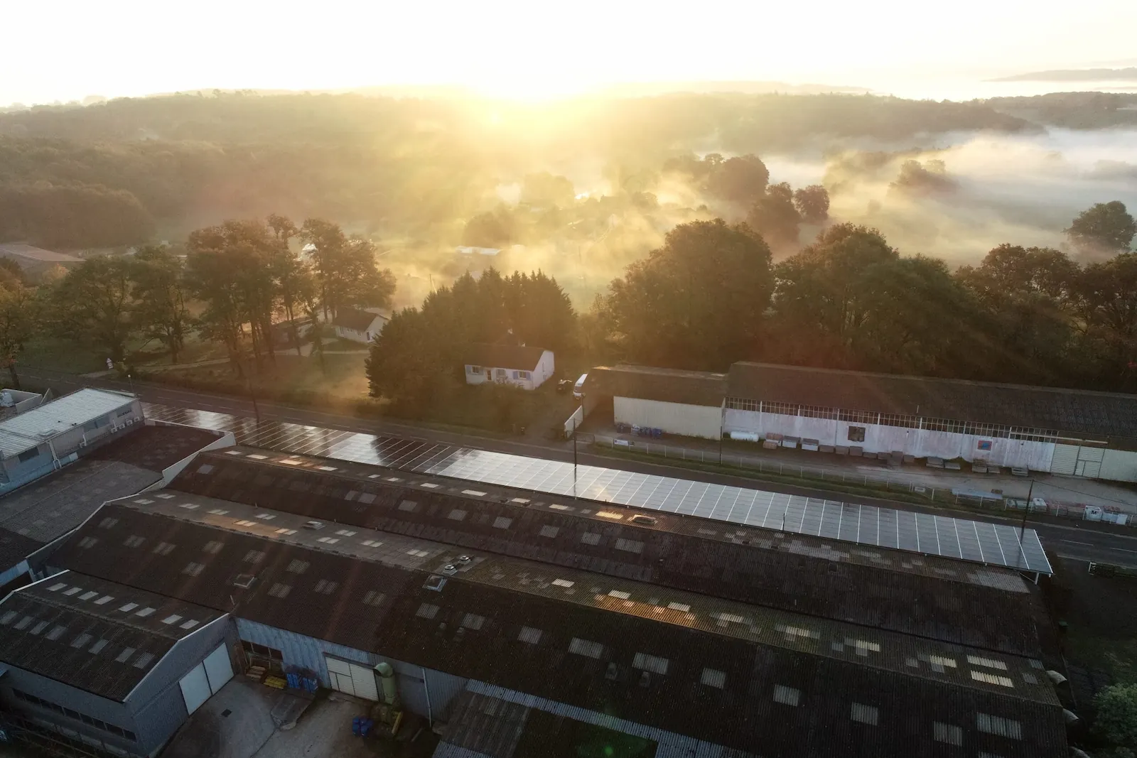 Vue aérienne par drone d'une installation photovoltaïque